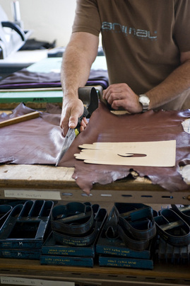 Glove cutting via Table cutting method